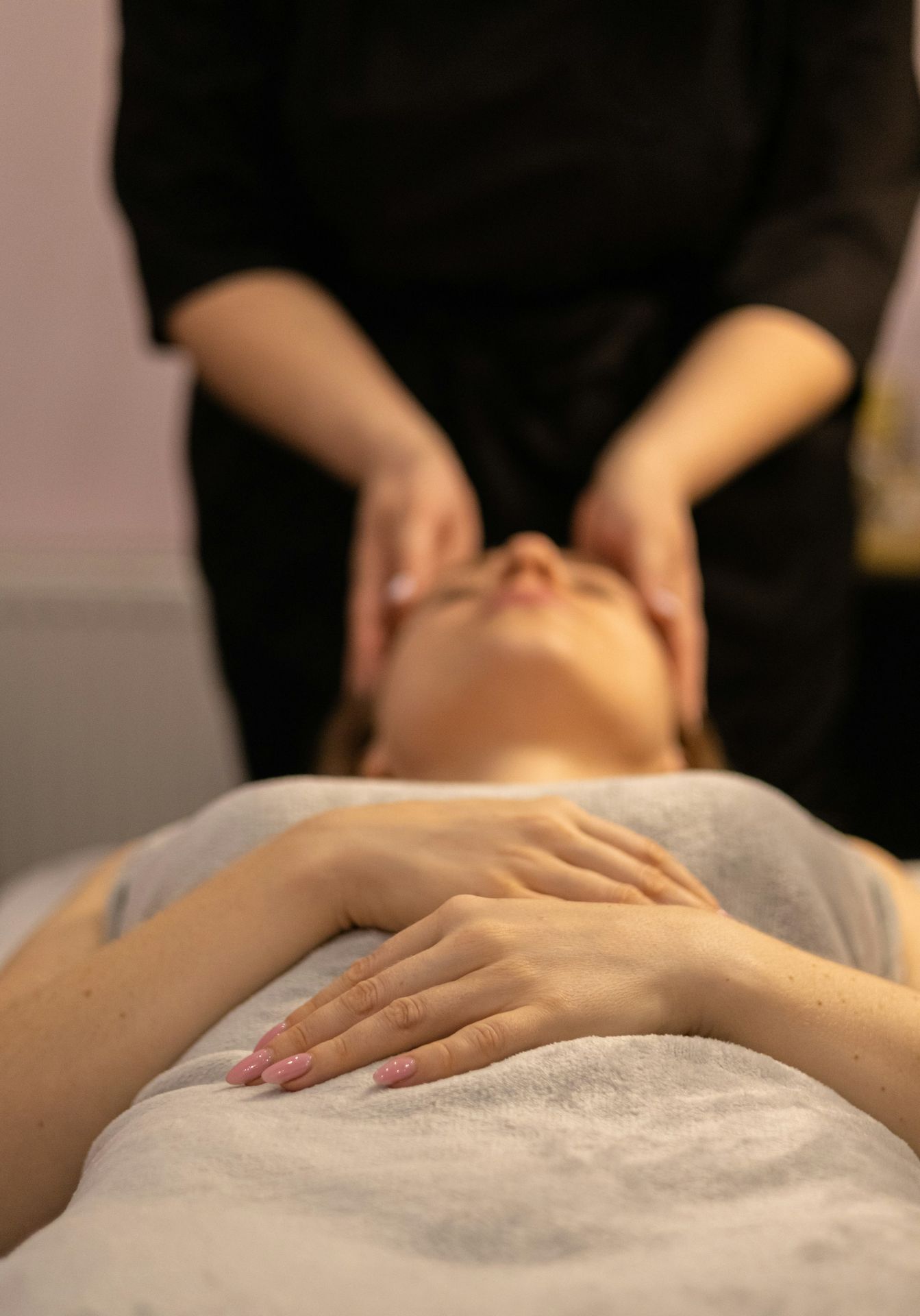 Une cliente recevant un massage du visage