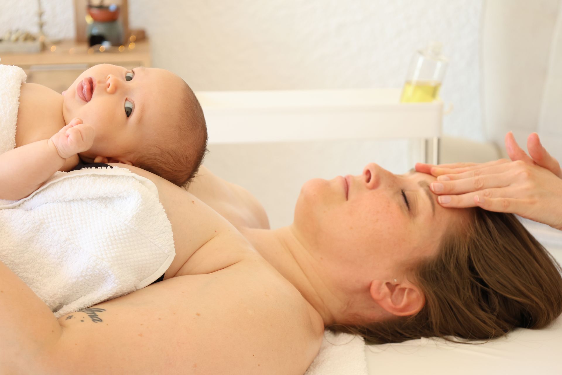 massage du visage avec bébé